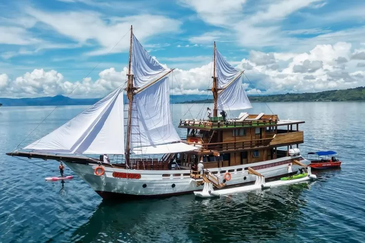 Festival Pinisi Bulukumba dan Kerajinan Kapal Tradisional